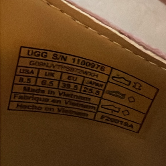 Women’s UGG sandals, size 8 1/2 - Picture 13 of 13